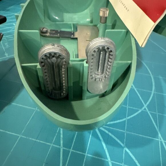 Vintage SINGER Buttonholer - Picture 4 of 6